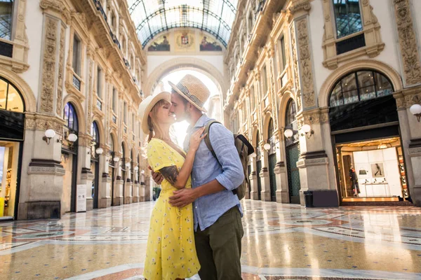 Beau Couple Amoureux Faisant Shopping Dans Centre Ville Touristes Ludiques — Photo