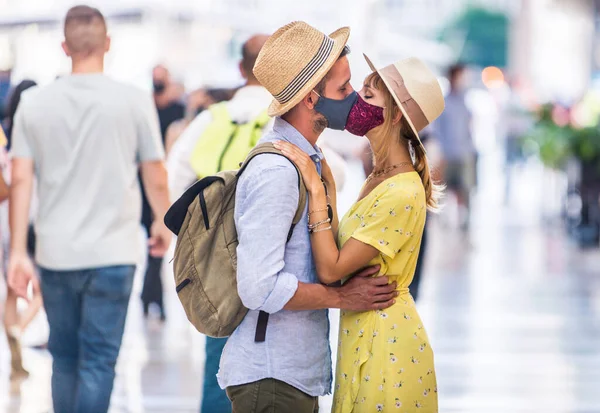 Casal Bonito Vestindo Máscaras Protetoras Beijando Durante Pandemia Covid Conceitos — Fotografia de Stock