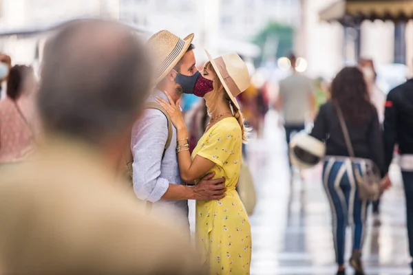 Gyönyörű Pár Visel Védő Arc Maszkok Csók Során Covid Világjárvány — Stock Fotó