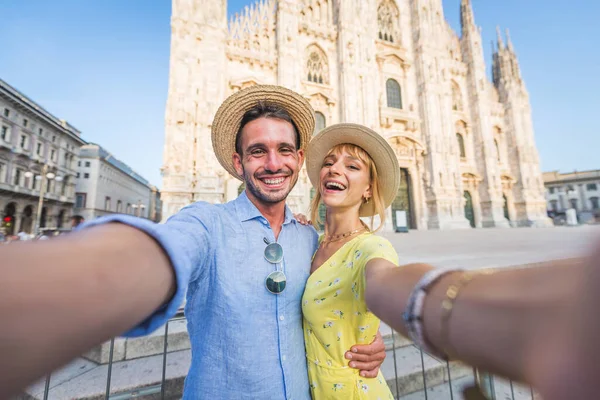 Gyönyörű Szerelmespár Városnézés Olaszországban Játékos Turisták Látogatása Milánói Duomo Katedrálisban — Stock Fotó