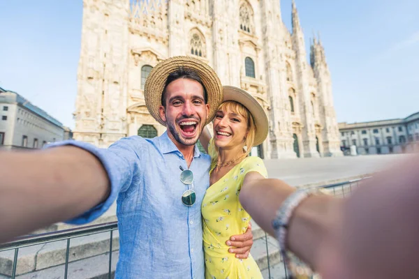 Vackra Par Älskare Sightseeing Italien Lekfulla Turister Besöker Duomo Katedralen — Stockfoto