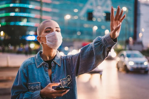 Menina Bonita Com Roupas Elegantes Segurando Smartphone Livre Noite Cidade — Fotografia de Stock