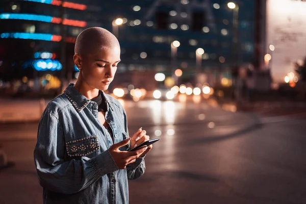 Menina Bonita Com Roupas Elegantes Segurando Smartphone Livre Noite Cidade — Fotografia de Stock