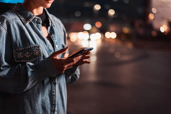 Hübsches Mädchen Mit Stylischer Kleidung Abends Smartphone Freien Beleuchtete Stadt — Stockfoto