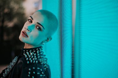 Şık elbiseli güzel bir kız ışıkların yanında poz veriyor - Güzel kadın portresi