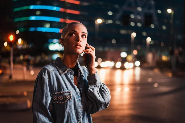 Chica Bonita Con Ropa Elegante Que Sostiene Teléfono Inteligente Aire — Foto de Stock