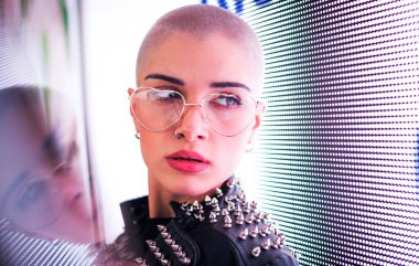 Şık elbiseli güzel bir kız ışıkların yanında poz veriyor - Güzel kadın portresi