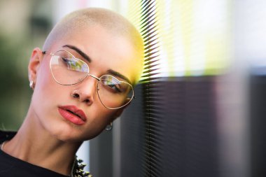 Şık elbiseli güzel bir kız ışıkların yanında poz veriyor - Güzel kadın portresi