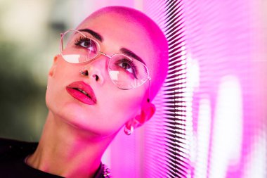 Şık elbiseli güzel bir kız ışıkların yanında poz veriyor - Güzel kadın portresi