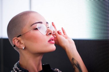 Şık elbiseli güzel bir kız ışıkların yanında poz veriyor - Güzel kadın portresi