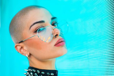 Şık elbiseli güzel bir kız ışıkların yanında poz veriyor - Güzel kadın portresi