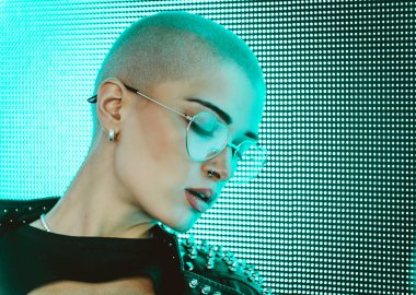 Şık elbiseli güzel bir kız ışıkların yanında poz veriyor - Güzel kadın portresi