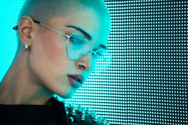 Şık elbiseli güzel bir kız ışıkların yanında poz veriyor - Güzel kadın portresi