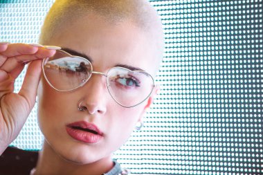 Şık elbiseli güzel bir kız ışıkların yanında poz veriyor - Güzel kadın portresi