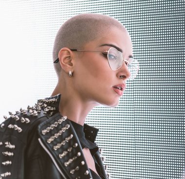 Şık elbiseli güzel bir kız ışıkların yanında poz veriyor - Güzel kadın portresi