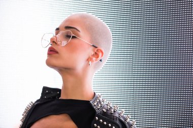 Şık elbiseli güzel bir kız ışıkların yanında poz veriyor - Güzel kadın portresi