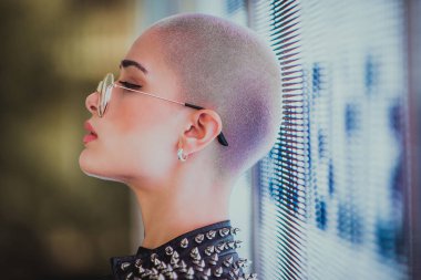 Şık elbiseli güzel bir kız ışıkların yanında poz veriyor - Güzel kadın portresi