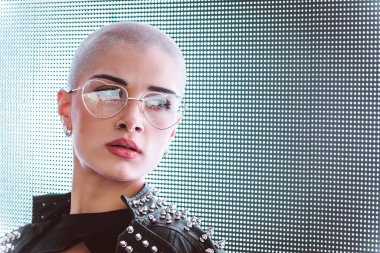 Şık elbiseli güzel bir kız ışıkların yanında poz veriyor - Güzel kadın portresi