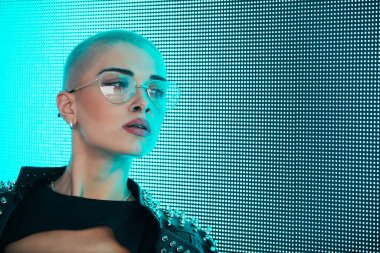 Şık elbiseli güzel bir kız ışıkların yanında poz veriyor - Güzel kadın portresi