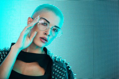 Şık elbiseli güzel bir kız ışıkların yanında poz veriyor - Güzel kadın portresi