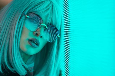 Şık elbiseli güzel bir kız ışıkların yanında poz veriyor - Güzel kadın portresi