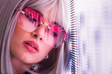 Şık elbiseli güzel bir kız ışıkların yanında poz veriyor - Güzel kadın portresi