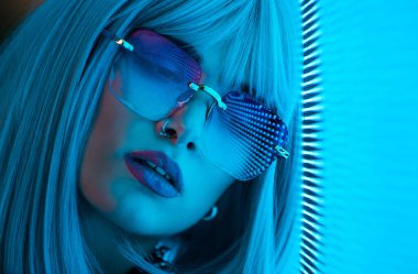 Şık elbiseli güzel bir kız ışıkların yanında poz veriyor - Güzel kadın portresi