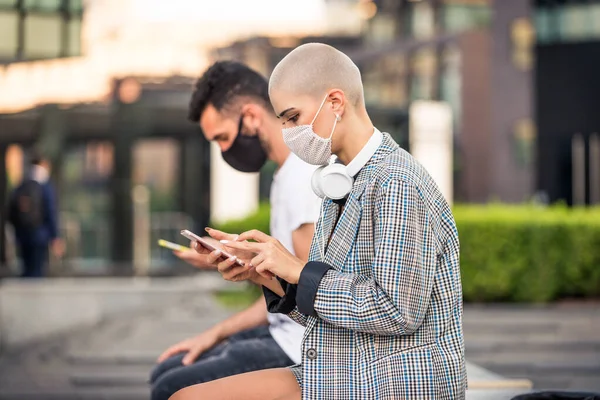 Mulher Usando Seu Celular Durante Pandemia Covid Conceitos Sobre Distanciamento — Fotografia de Stock