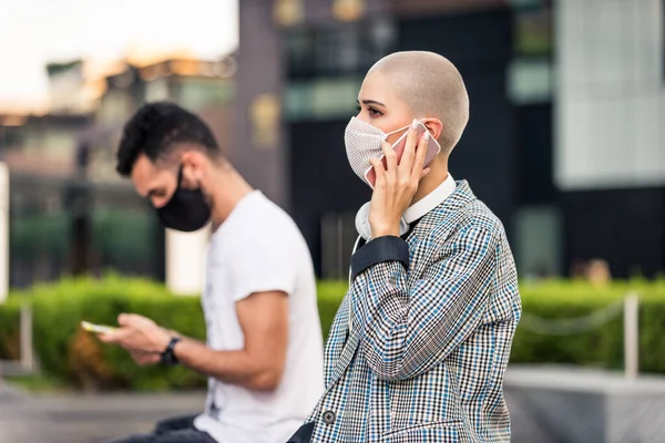 Woman Using Her Cellphone Covid Pandemic Concepts Social Distancing Technolgy — Stock Photo, Image