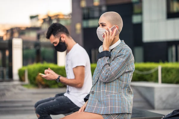 Egy Használja Mobilját Covid Világjárvány Idején Fogalmak Társadalmi Távolságtartásról Technológiáról — Stock Fotó