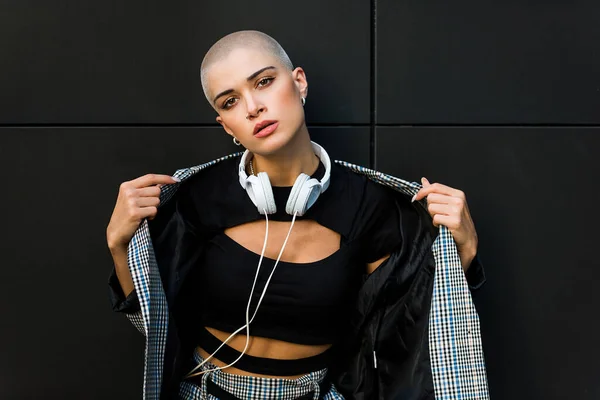 Mooi Meisje Met Stijlvolle Kleding Poseren Mooi Vrouw Met Geschoren — Stockfoto