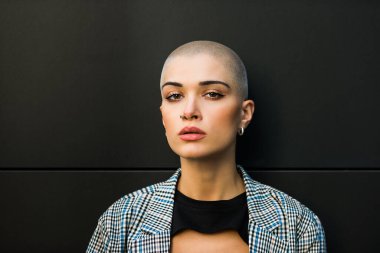 Şık elbiseli güzel bir kız - Tıraşlı kafa portresi olan güzel bir kadın