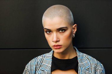 Şık elbiseli güzel bir kız - Tıraşlı kafa portresi olan güzel bir kadın