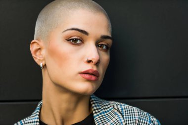 Şık elbiseli güzel bir kız - Tıraşlı kafa portresi olan güzel bir kadın