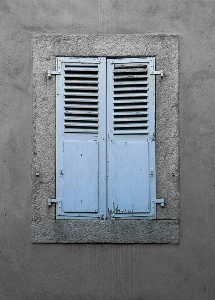 Закриті Сині Віконниці Будинку Закривають Французькі Альпи Частковий Кольоровий Фільтр — стокове фото