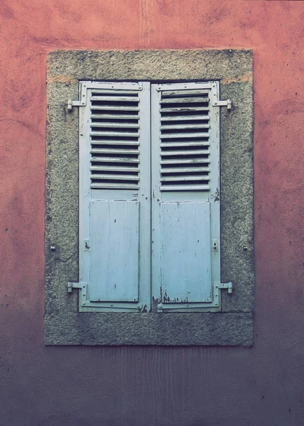赤い壁が閉じられた家の上の青いシャッターヴィンテージフィルター フランスアルプス — ストック写真