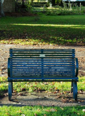 Sonbahar sabahı bankta Beccles Norfolk Hatunları