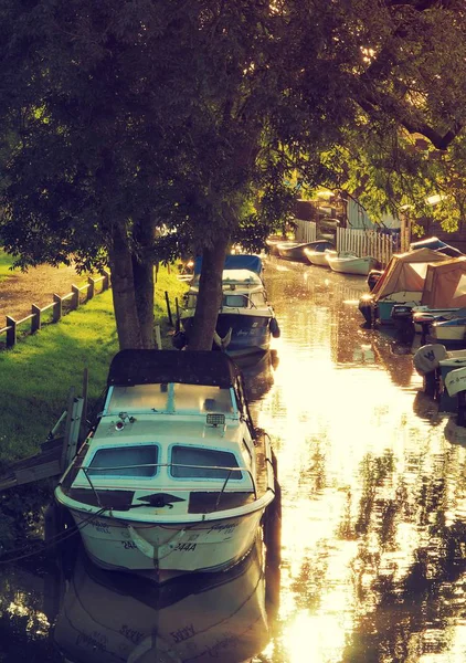 Fluss Wellenförmigen Und Festgemachten Boote Beccles Kai — Stockfoto