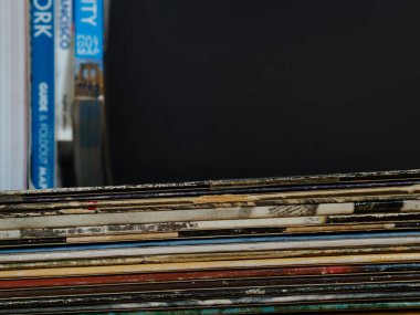 Vinil plaklar ve siyah arkaplan yığını