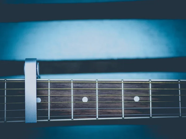 Guitarra Acústica Sendo Tocada Perto Pescoço Mãos Músico Dedos — Fotografia de Stock