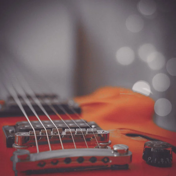 Guitarra Semi Acústica Roja Cerca Con Iluminación Bokeh Espacio Copia — Foto de Stock