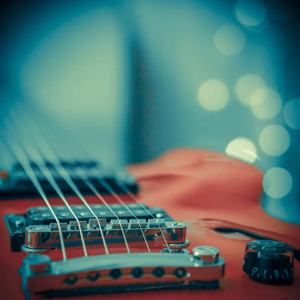 Guitarra Semi Acústica Roja Cerca Con Iluminación Bokeh Espacio Copia — Foto de Stock