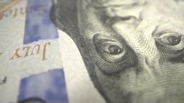 Kürk üzerinde 100 Amerikan Doları dönüyor. Amerika 'nın bağımsız günü olarak 4 Temmuz' un Süper MACRO çekimi. Laowa 24 mm Sonda lensinden çekilmiş.