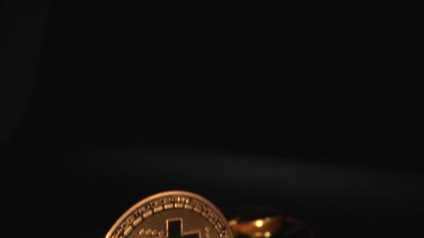 Soldi d'oro. Cryptocoin Zcash con altre monete sul tavolo con sfondo nero. Comera passa alla macro shot — Video Stock