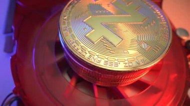 Birçok altın kripto para Zcash üzerinde güzel mavi ve neon yansıması olan kırmızı video üzerinde döner. Laowa 24 mm sonda lensinden makro çekim