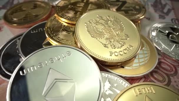 Goud en zilver Cryptocoins met Russische gouden munt liggen op Russisch geld. Rommels. Ze draaien op het oppervlak. Macro shot van bankbiljet van Laowa Probe MACRO lens. — Stockvideo