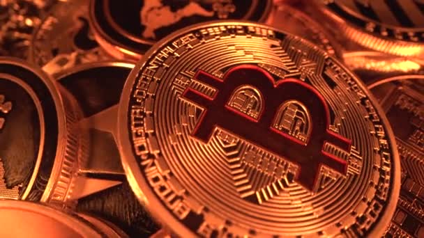 Πολλά χρυσά νομίσματα κρυπτο στο τραπέζι. Περιστροφή. Κρυπτονομίσματα, Bitcoin. BTC, Bit Coin. Τεχνολογία Blockchain, εξόρυξη Bitcoin. Μακρό πλάνο περιστρεφόμενων bitcoins. Μισή μείωση — Αρχείο Βίντεο