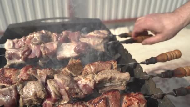 オープンエアの自然上のバーベキューの肉の準備 — ストック動画