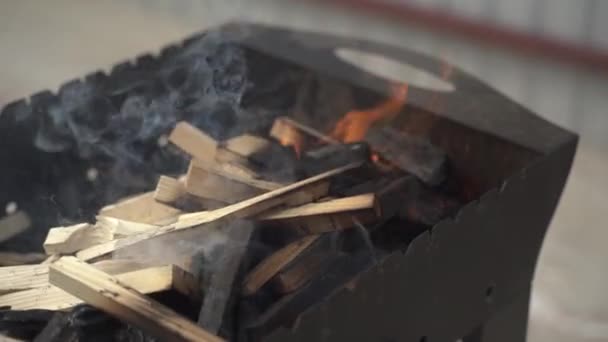 A tűzifa átég a grillen, mielőtt nyársra húzná a húst. — Stock videók