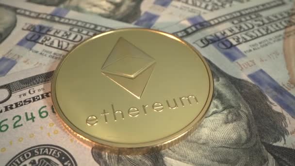 Χρυσό δημοφιλές κρυπτο κέρμα Etherium σε δολάρια ΗΠΑ. Περιστρέφεται στο κοντέρ surfase δεξιόστροφα. Εξόρυξη. Ψηφιακό νόμισμα. — Αρχείο Βίντεο